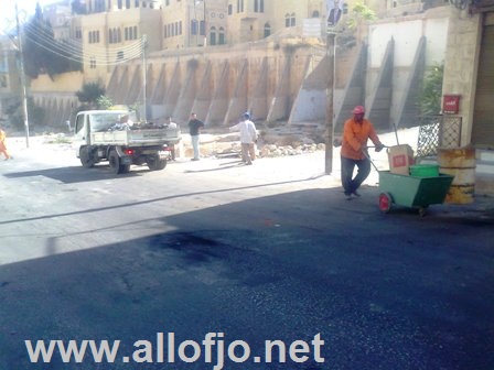 آثار الحرائق بادية في الشارع